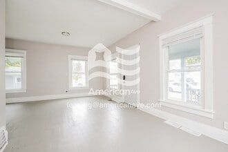 114 W Cleveland Ave in Elkhart, IN - Foto de edificio - Building Photo