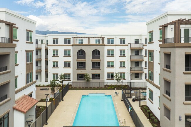 Alta Westwind in Fontana, CA - Foto de edificio - Building Photo