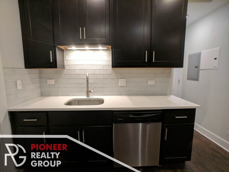 1952 W Nelson St, Unit #2W in Chicago, IL - Building Photo