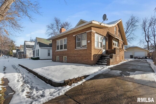 property at 1816 W Callender Ave