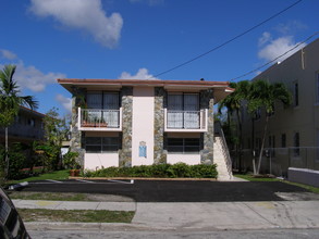 1451 SW 2nd St in Miami, FL - Foto de edificio - Building Photo