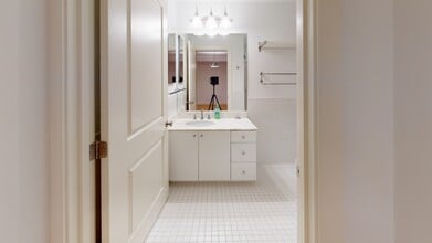 150 Saint Paul St, Unit 202 in Brookline, MA - Foto de edificio - Building Photo