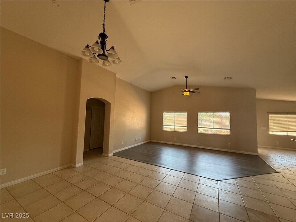 6607 N Ruddock Dr in North Las Vegas, NV - Foto de edificio
