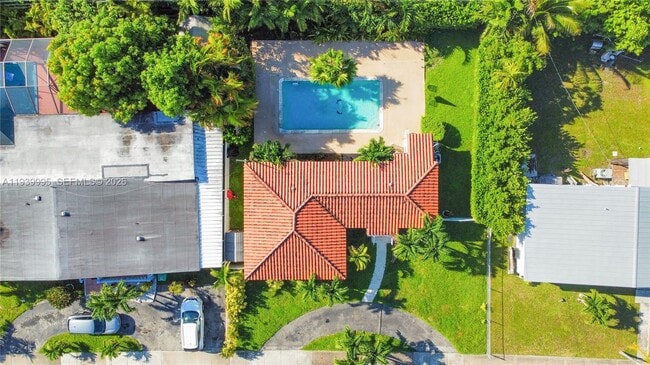 8230 SW 30th St in Miami, FL - Foto de edificio - Building Photo