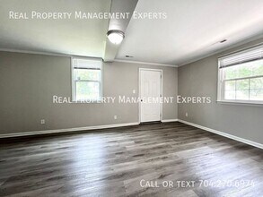 1239 Log Cabin Rd in Charlotte, NC - Building Photo - Building Photo