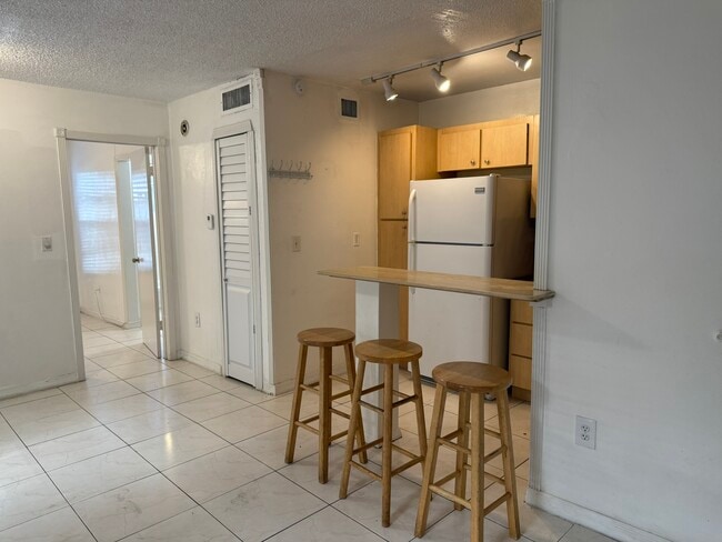 1525 NW 19th Terrace, Unit 2 in Miami, FL - Building Photo - Building Photo