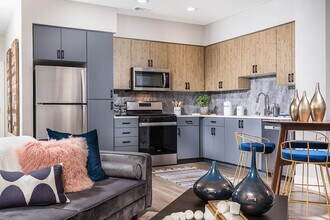 Altitude Apartments in South San Francisco, CA - Foto de edificio - Building Photo