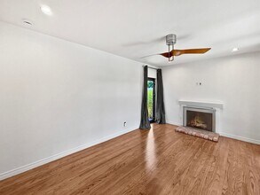 5852 Adelaide Ave in San Diego, CA - Foto de edificio - Building Photo
