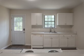 1321 Burgess Dr in Tallahassee, FL - Foto de edificio - Building Photo