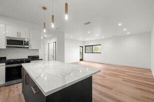 1920 S Sherbourne Dr in Los Angeles, CA - Building Photo