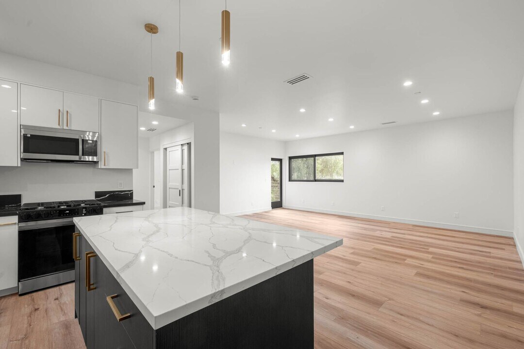 1920 S Sherbourne Dr in Los Angeles, CA - Building Photo