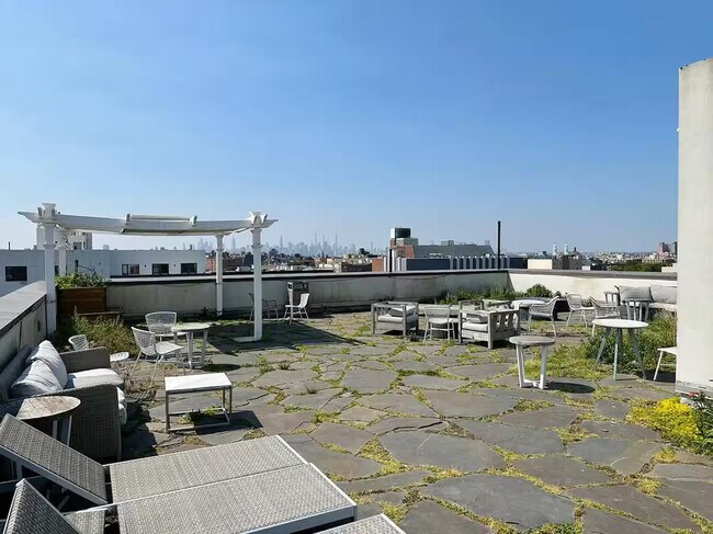 Furnished room/NOT APARTMENT, Unit 7E in Brooklyn, NY - Foto de edificio - Building Photo