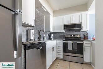 5704 W Thomas Rd in Phoenix, AZ - Foto de edificio - Building Photo