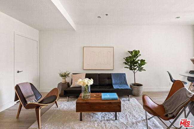 585 N Rossmore Ave in Los Angeles, CA - Building Photo - Building Photo