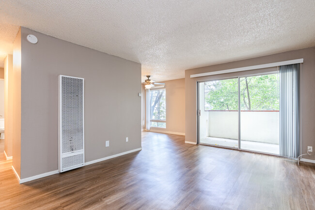 Warring Apartments in Berkeley, CA - Building Photo - Interior Photo