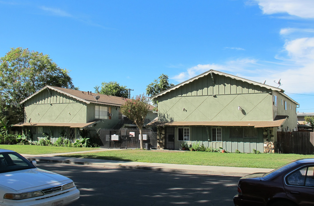 675 Karesh Ave in Pomona, CA - Foto de edificio