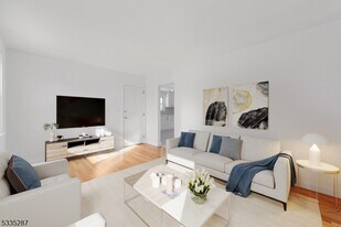 114 King St in Nutley, NJ - Building Photo