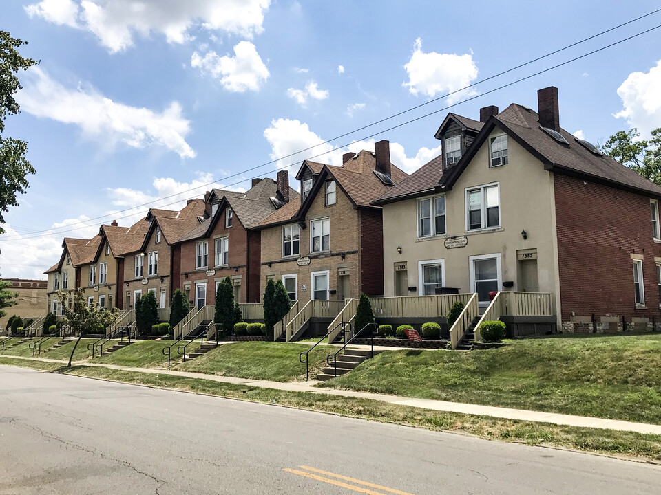 Hometeam Indianola Townhomes in Columbus, OH - Foto de edificio