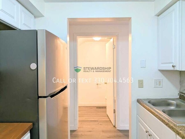 372 Oak Mnr Ave NE in Massillon, OH - Building Photo - Building Photo