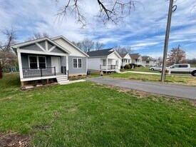 2018 Purcell Ave NE in Roanoke, VA - Building Photo