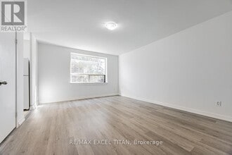 4 Hill Heights Rd in Toronto, ON - Building Photo - Building Photo