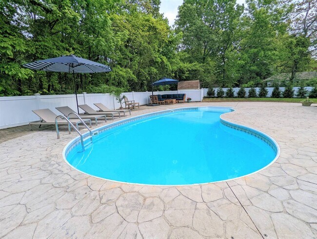 43 Scotts Landing Rd in Southampton, NY - Building Photo - Building Photo