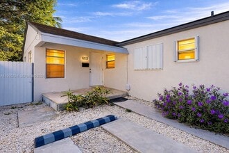 2436 NW 11th St in Miami, FL - Building Photo - Building Photo