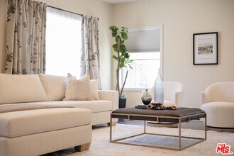 907 Westchester Pl in Los Angeles, CA - Building Photo - Building Photo