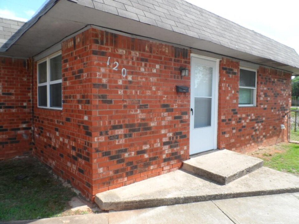 120 NE 12th St in Moore, OK - Building Photo