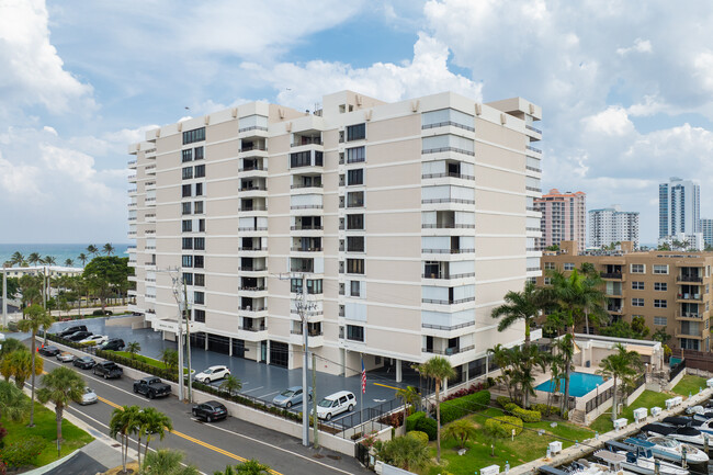 Emerald Tower in Pompano Beach, FL - Building Photo - Building Photo