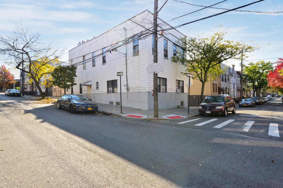 6106 55th St in Maspeth, NY - Building Photo