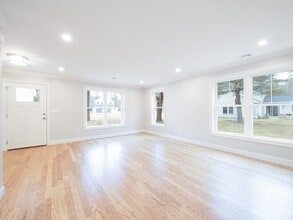 5 Barracks Rd in Hudson, MA - Building Photo - Building Photo