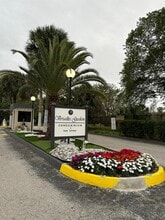 8000 Fairview Dr in Tamarac, FL - Building Photo - Building Photo