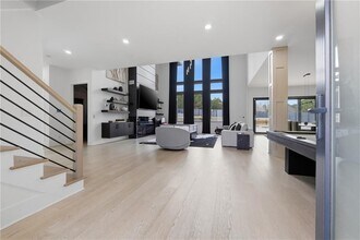 556 Versailles Dr in Auburn, GA - Foto de edificio - Building Photo