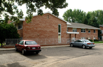 Karl Dale Apartments in Roseville, MN - Building Photo - Building Photo