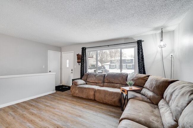414 Belle Aire Dr in Champlin, MN - Building Photo - Building Photo