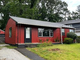 135 Linden St in Arden, NC - Building Photo