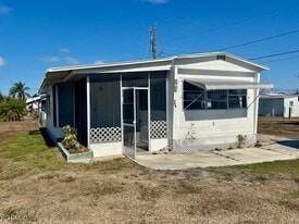 139 Amber Ave in North Fort Myers, FL - Building Photo