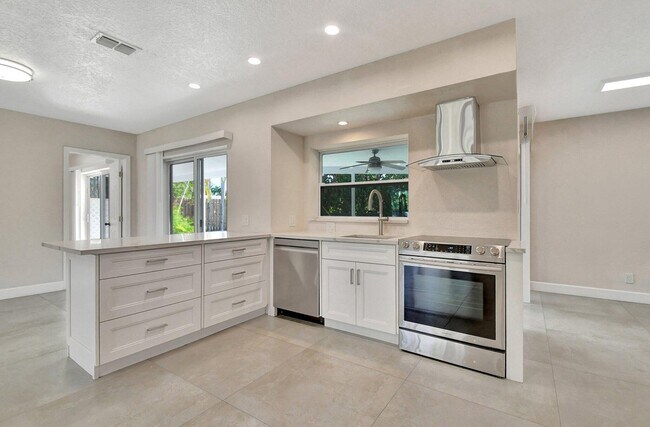 1060 NW 6th Ter in Boca Raton, FL - Building Photo - Building Photo