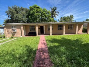 1685 NW 133rd St in North Miami, FL - Building Photo - Building Photo