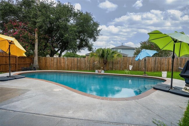 property at 1103 W Brompton Dr