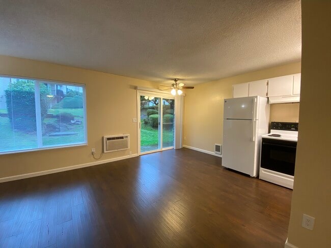 200 SW Florence Ave, Unit F1 in Gresham, OR - Foto de edificio - Building Photo