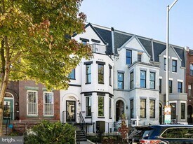 2556 University Pl NW in Washington, DC - Building Photo