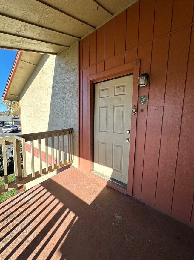 Shangri La Apartments in Klamath Falls, OR - Building Photo - Building Photo
