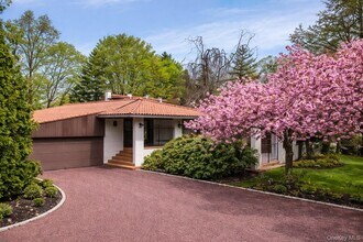 8 Plaka Ct in Glen Head, NY - Building Photo - Building Photo