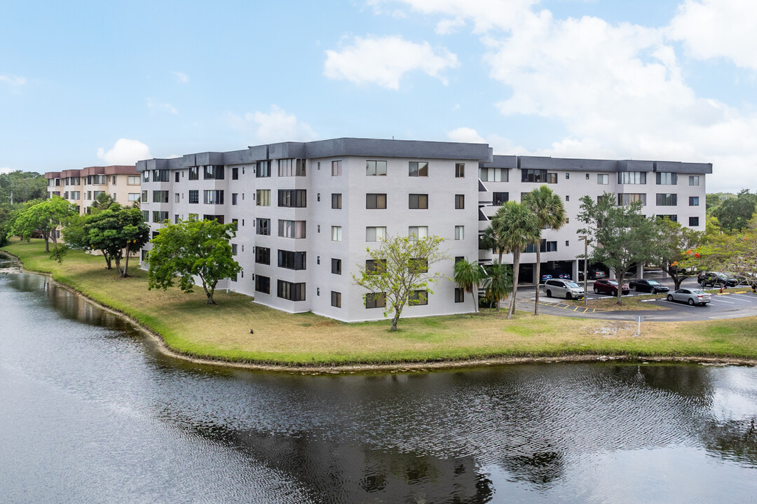 The Hampton West Condominiums in North Lauderdale, FL - Foto de edificio