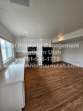 942 Foxboro Dr in North Salt Lake, UT - Building Photo - Building Photo