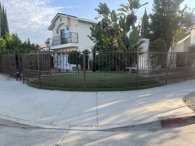 6273 Yolanda Ave in Tarzana, CA - Foto de edificio - Building Photo