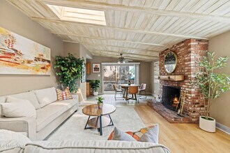 865 W Hillcrest Dr in Thousand Oaks, CA - Building Photo - Building Photo
