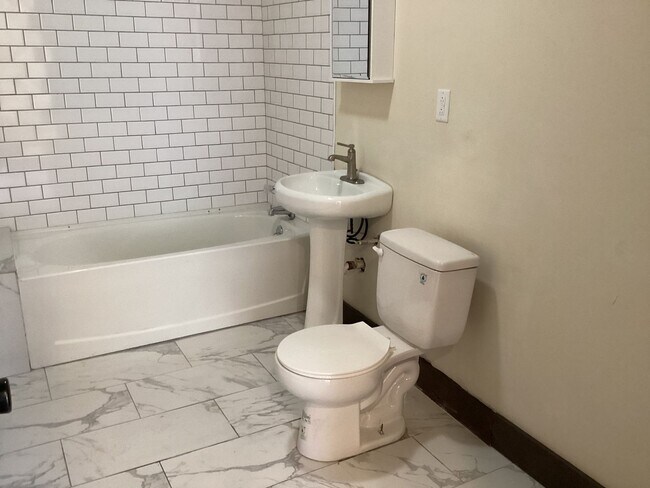 1219 N 33rd St in Milwaukee, WI - Building Photo - Building Photo